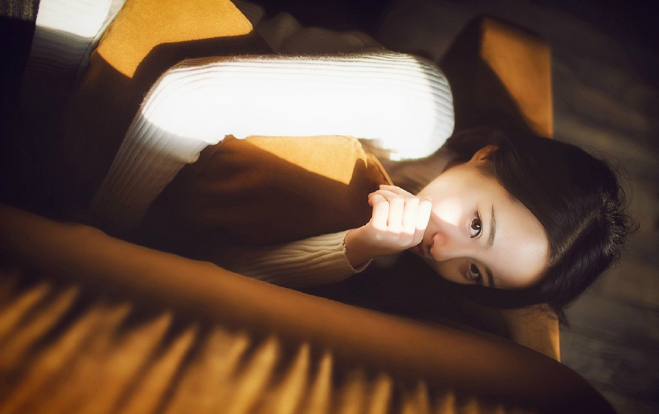 做人也要像蜡烛一样，在有限的一生中有一分热发一分光，给人以光明，给人以温暖。